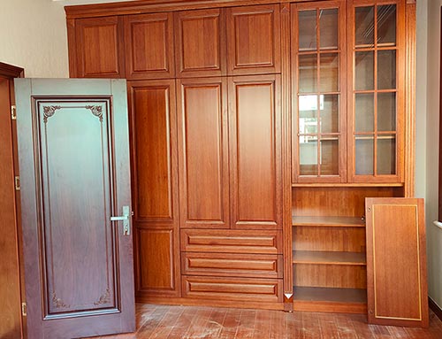 新丰中式家庭装修里定制的实木衣柜效果图